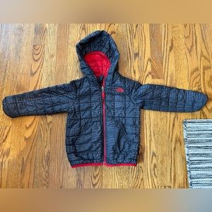4T The North Face jacket reversible in great condition.